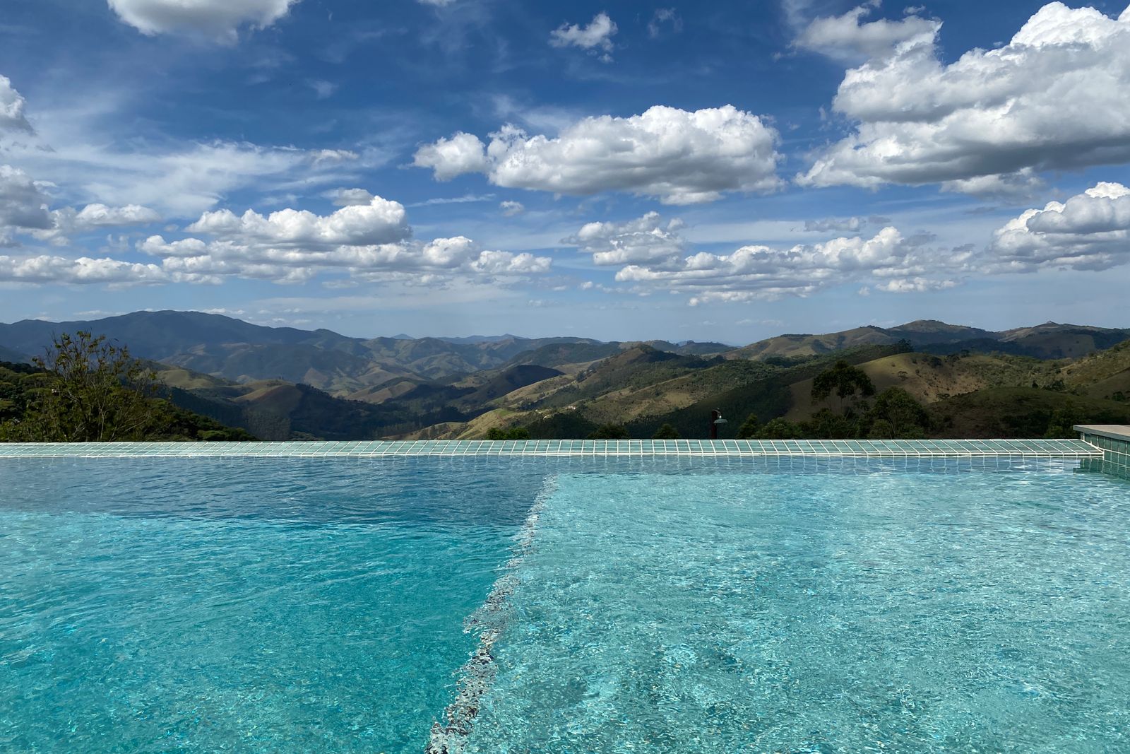 Modern Infinity-Edge Pool – Arcadia